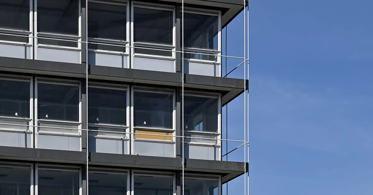 Die originalen Fenster des ehemaligen Verwaltungsgebäudes Müller Stahlbau waren zum Teil verrottet und mussten aufwendige ergänzt werden. (Zustand Frühjahr 2022, Bild: Uli Coenen).