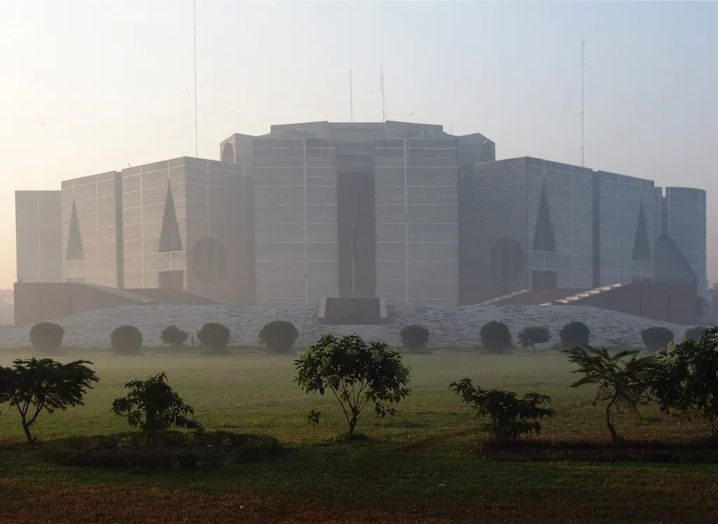 Das Parlamentsgebäude von Bangladesh in Dhaka von Louis I. Khan. (Wikimedia Commons, Lykantrop, CC BY-SA 3.0)