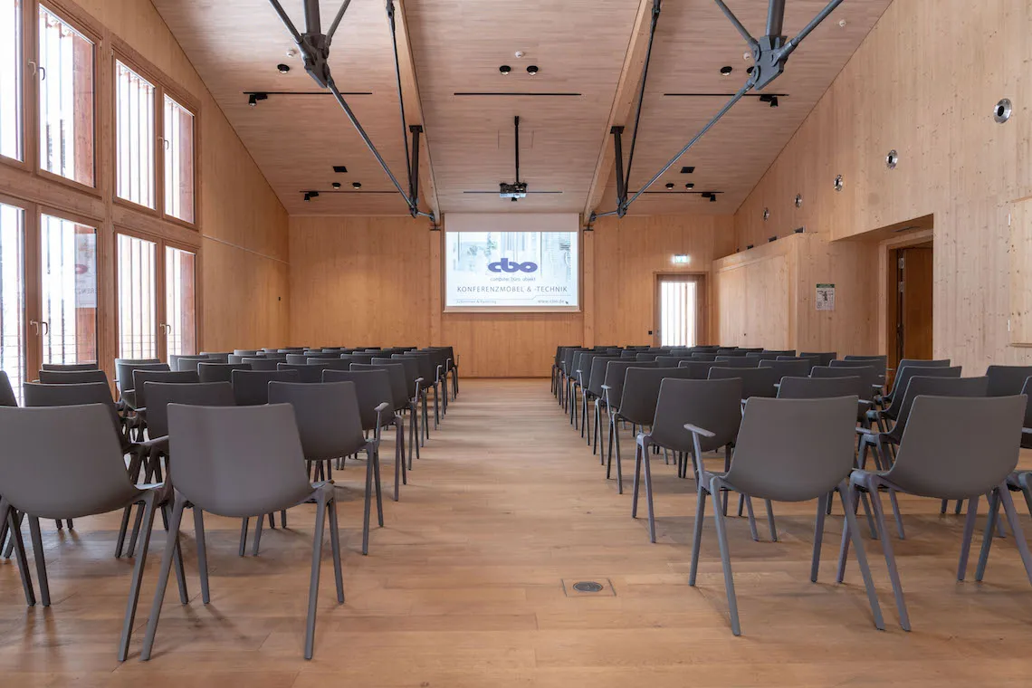 Dank Wilkhahn-Möblierung flexibel nutzbar und einfach zu konfigurieren: Der Veranstaltungssaal im Neubau des Heimatmuseums Schliersee. Fotos: Robert Forster